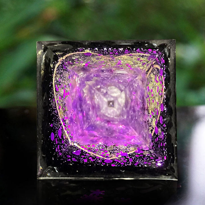 Esfera de amatista de Olivenorma con pirámide de orgón de obsidiana 