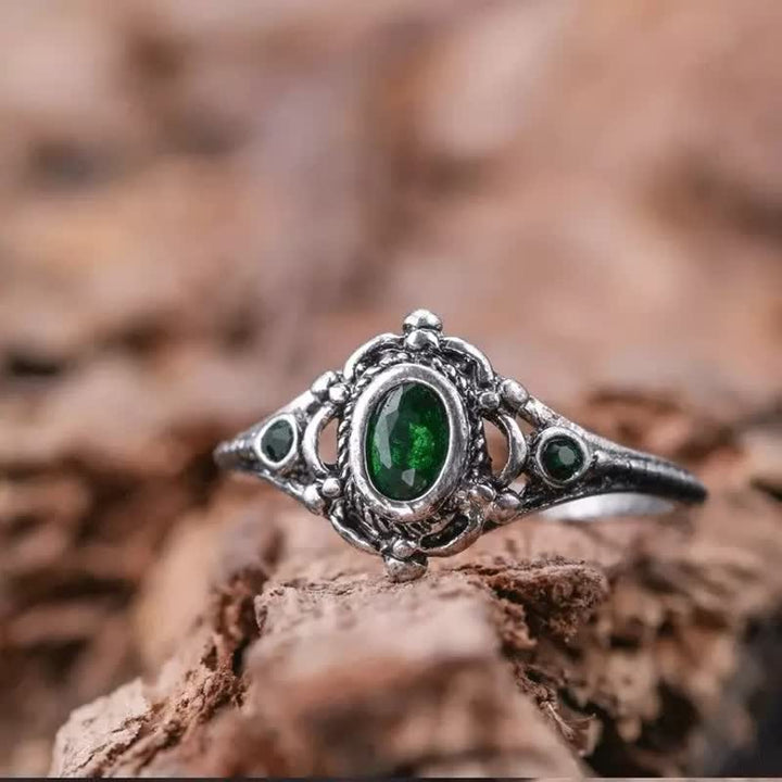 Anillo con esmeralda natural ovalada grabada de Olivenorma 