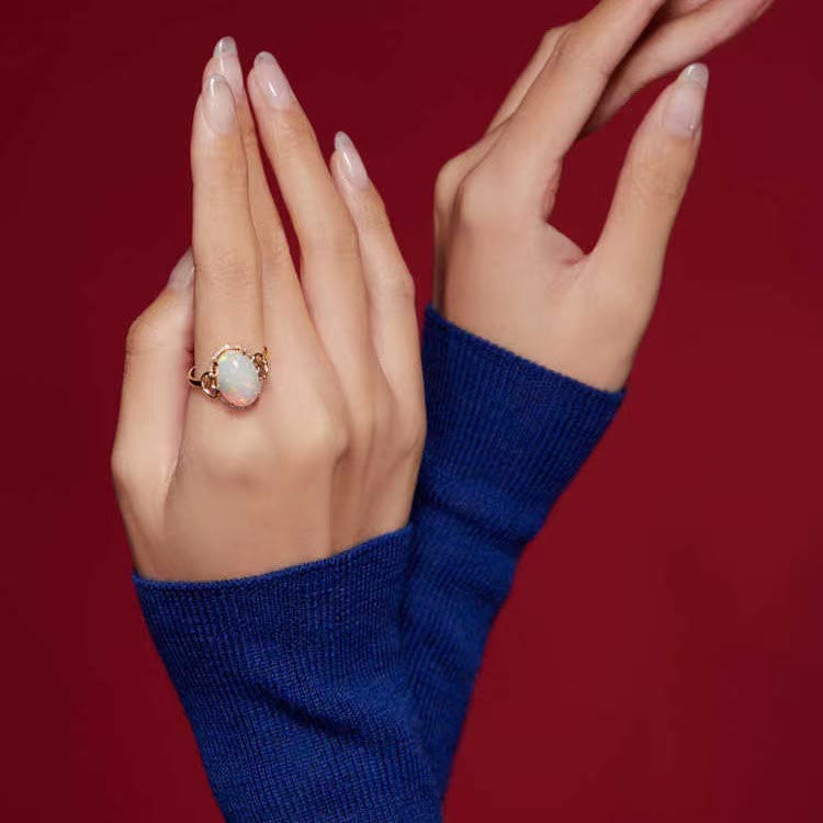 Anillo ajustable con diseño de amor en el costado y ópalo grande de Olivenorma 
