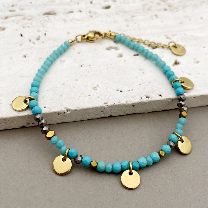 Pulsera con dijes de disco de titanio y cuentas de piedra natural de Olivenorma