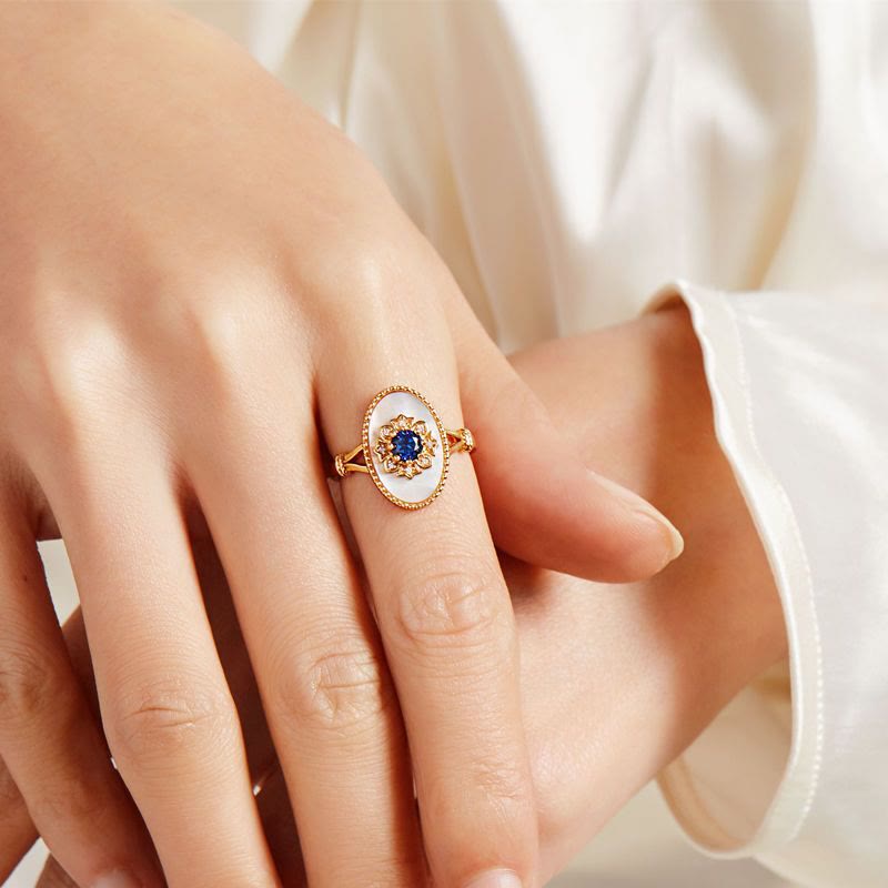Anillo ajustable de nácar, zafiro y circonita blanca de Olivenorma 