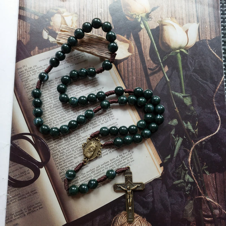 Collar con colgante de cruz con medalla sagrada de ágata musgosa de Olivenorma