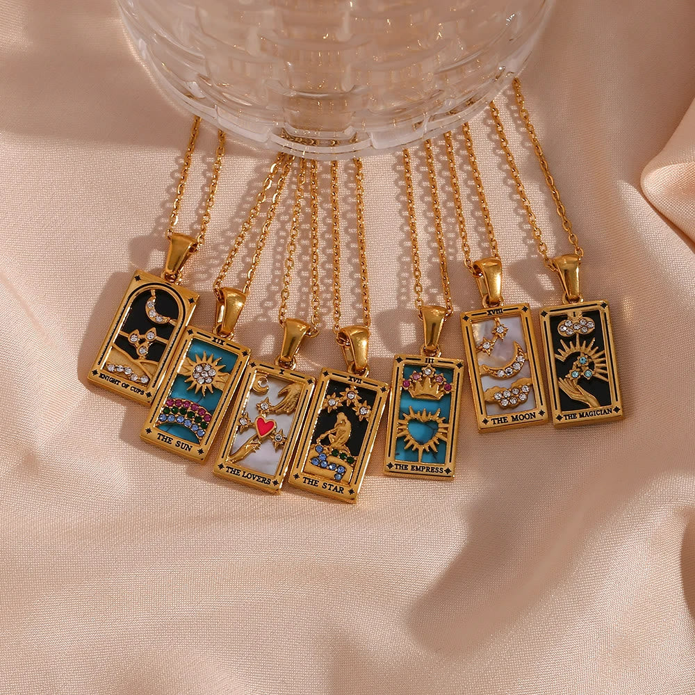 Collar con el signo del tarot "Sol, Amantes, Estrella y Luna" de Olivenorma