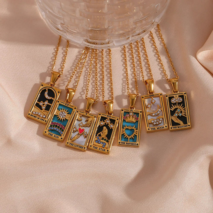 Collar con el signo del tarot "Sol, Amantes, Estrella y Luna" de Olivenorma