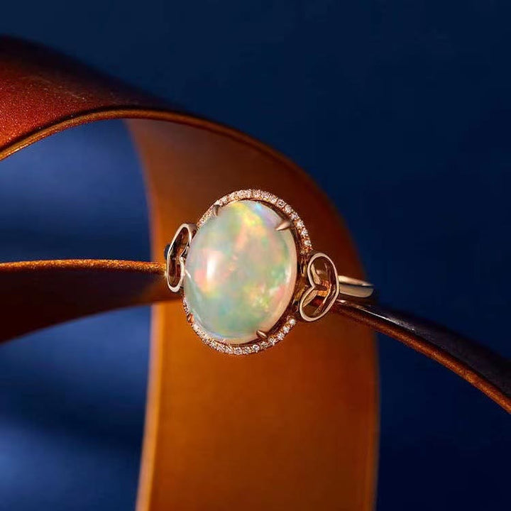 Anillo ajustable con diseño de amor en el costado y ópalo grande de Olivenorma 