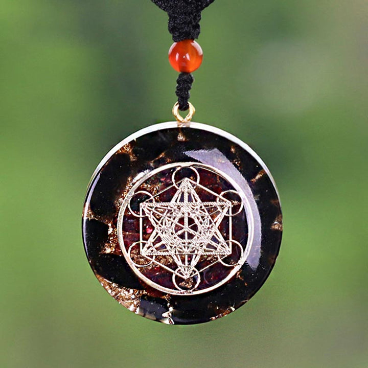 Collar con símbolo del cubo de Metatrón en obsidiana y granate de Olivenorma 
