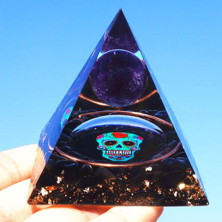 Pirámide de orgón con símbolo de calavera de amatista y obsidiana de Olivenorma 