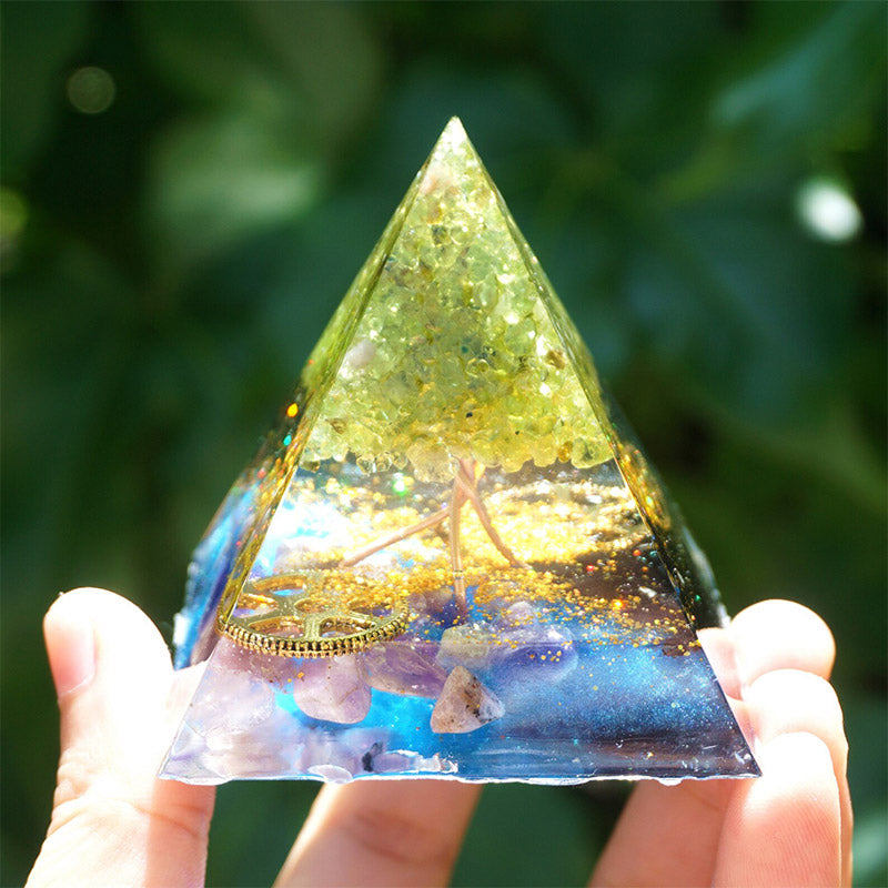 Pirámide de orgón de peridoto, amatista y turmalina negra de Olivenorma 
