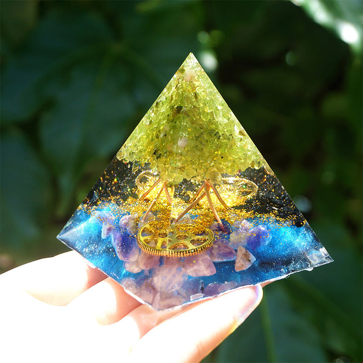 Pirámide de orgón de peridoto, amatista y turmalina negra de Olivenorma 