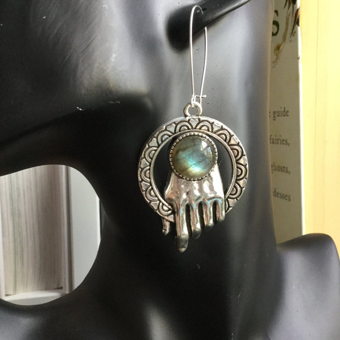 Pendientes con diseño de mano de labradorita de Olivenorma