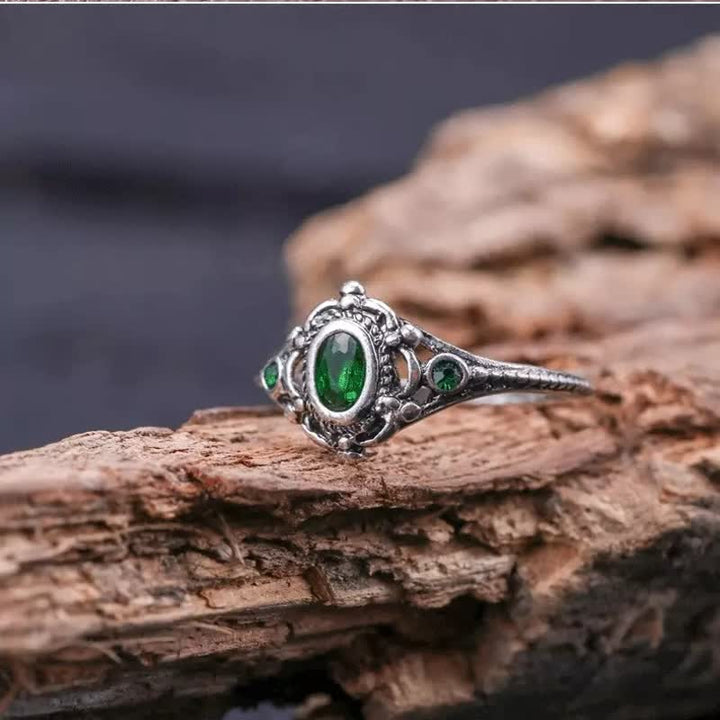 Anillo con esmeralda natural ovalada grabada de Olivenorma 