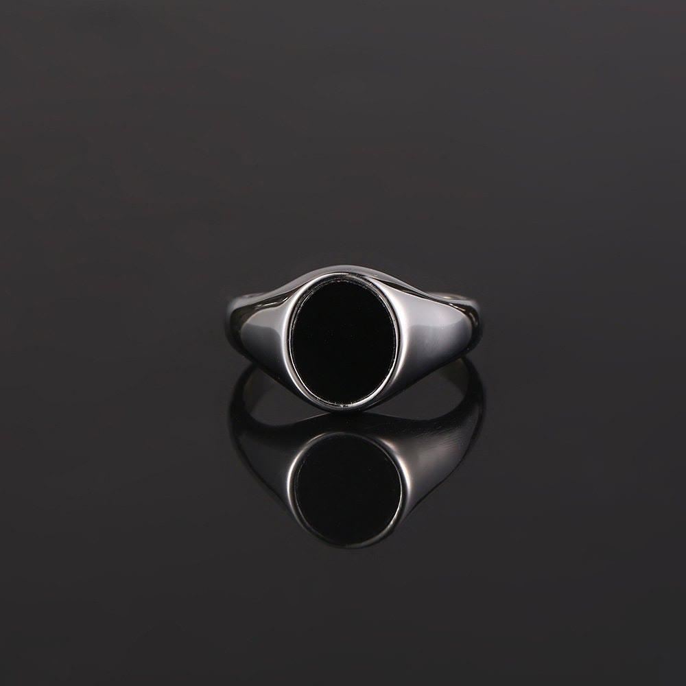 Anillo sencillo de obsidiana ovalada para hombre.