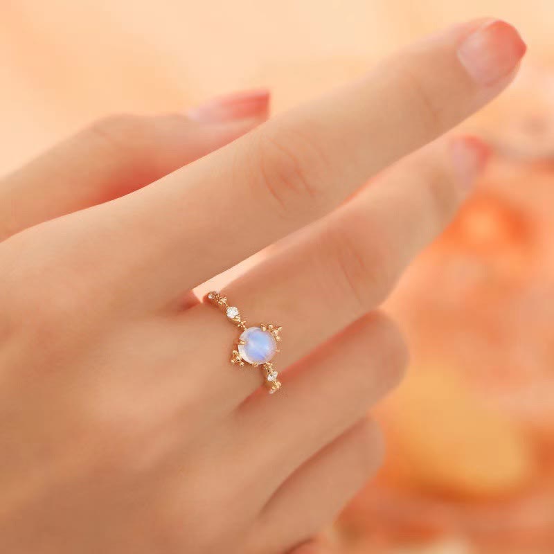 Anillo ajustable sencillo de lujo con circonita blanca y piedra lunar de Olivenorma 