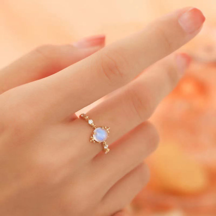 Anillo ajustable sencillo de lujo con circonita blanca y piedra lunar de Olivenorma 