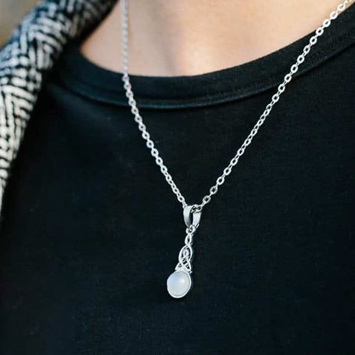 Collar de piedra lunar con nudo celta