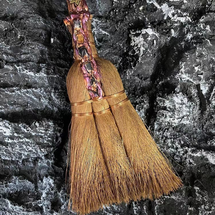 Adorno ritual de bruja con escoba de cristal de Olivenorma