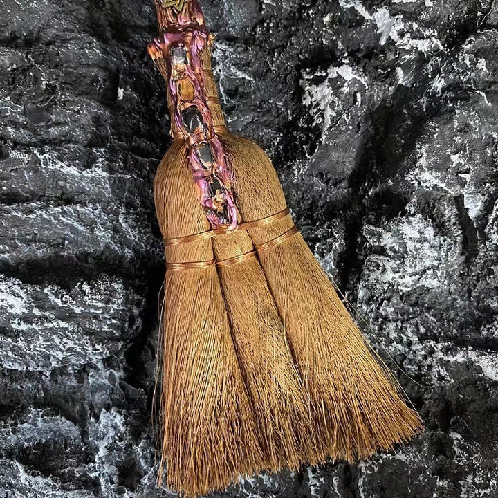 Adorno ritual de bruja con escoba de cristal de Olivenorma
