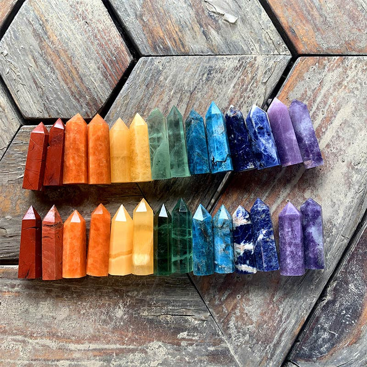 Juego de torres de cristal con varitas de cristal para chakras.