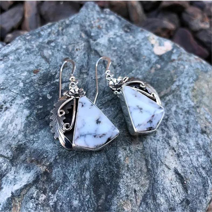 Pendientes de plumas talladas en plata y turquesa blanca de Olivenorma