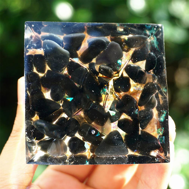 Pirámide de orgón con árbol de la vida de obsidiana de Olivenorma y cristal transparente