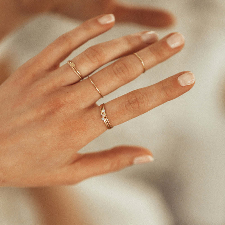 Anillo fino con piedra natal de Olivenorma para el día del nacimiento de 12 meses