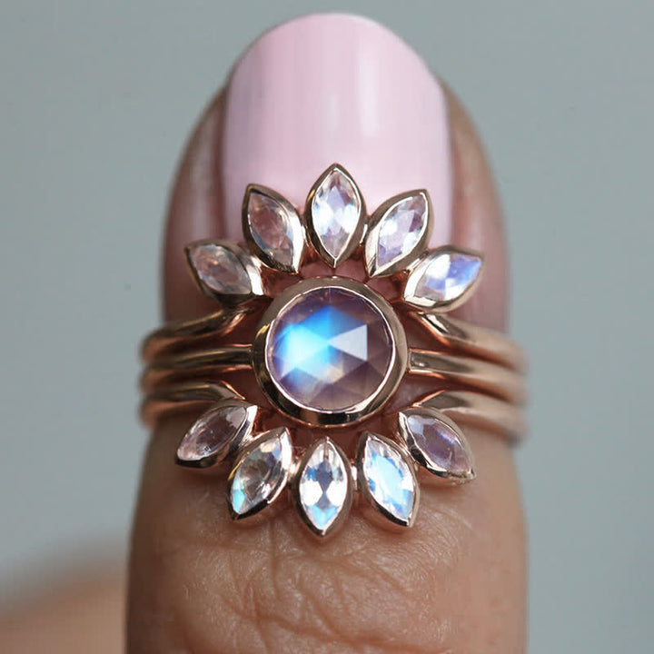 Anillo de 3 piezas con piedra lunar y flor de sol de Olivenorma “Diosa de las mareas”