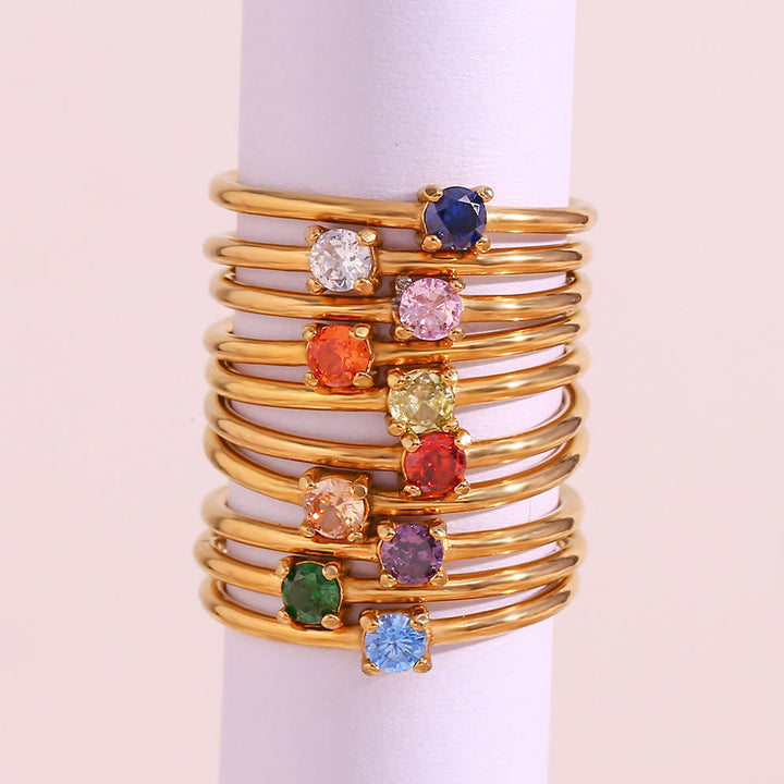 Anillo de acero inoxidable chapado en oro de 18 quilates con piedra natal simple de Olivenorma