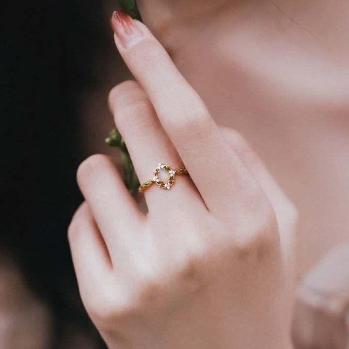 Anillo ajustable de lujo con ópalo ligero de Olivenorma