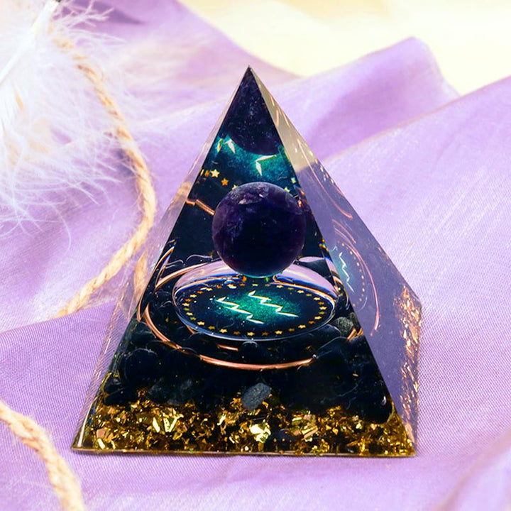 Pirámide de orgón del zodiaco Acuario con esfera de amatista y obsidiana de Olivenorma 
