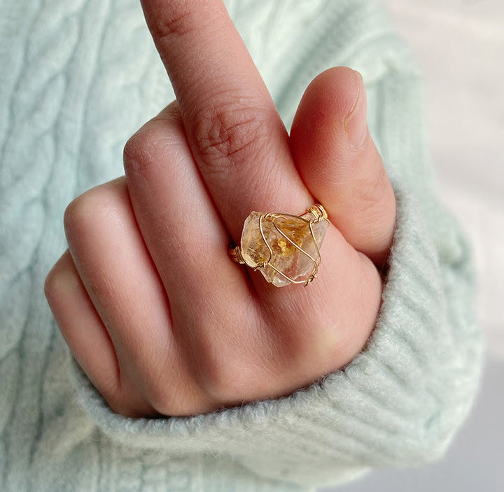 Anillo de piedra preciosa envuelta en alambre irregular en bruto natural de Olivenorma
