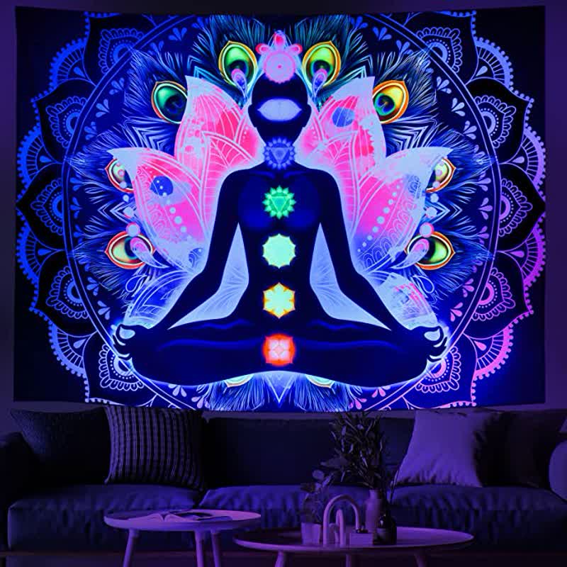 Tapiz de pared con chakras y loto.