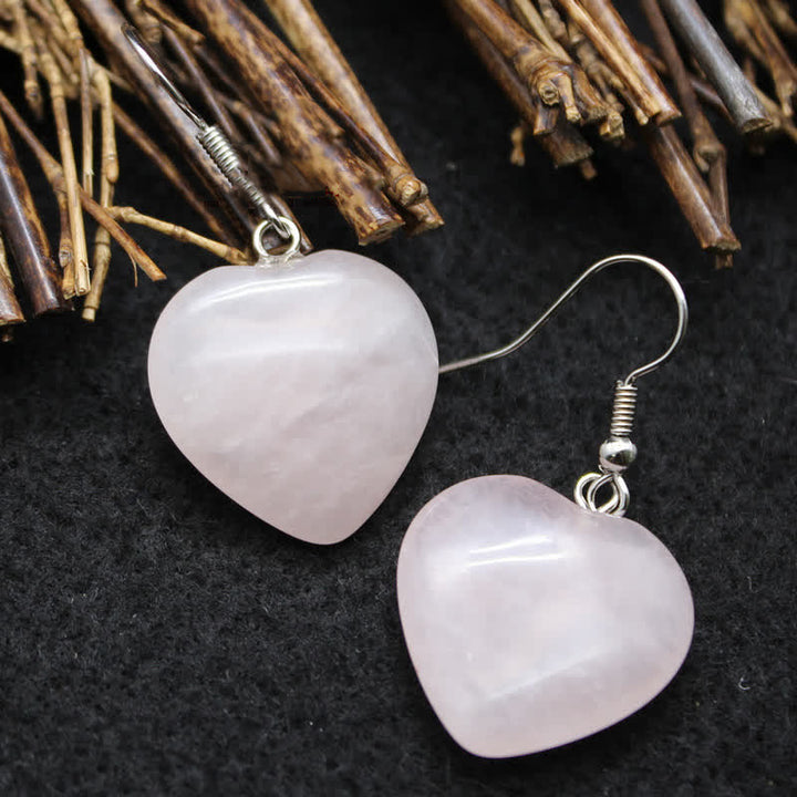Pendientes curativos con forma de corazón de cristal natural.
