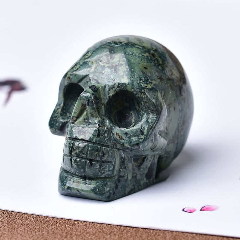 Artesanía con calaveras grabadas en cristal de Olivenorma , decoración con piedras preciosas