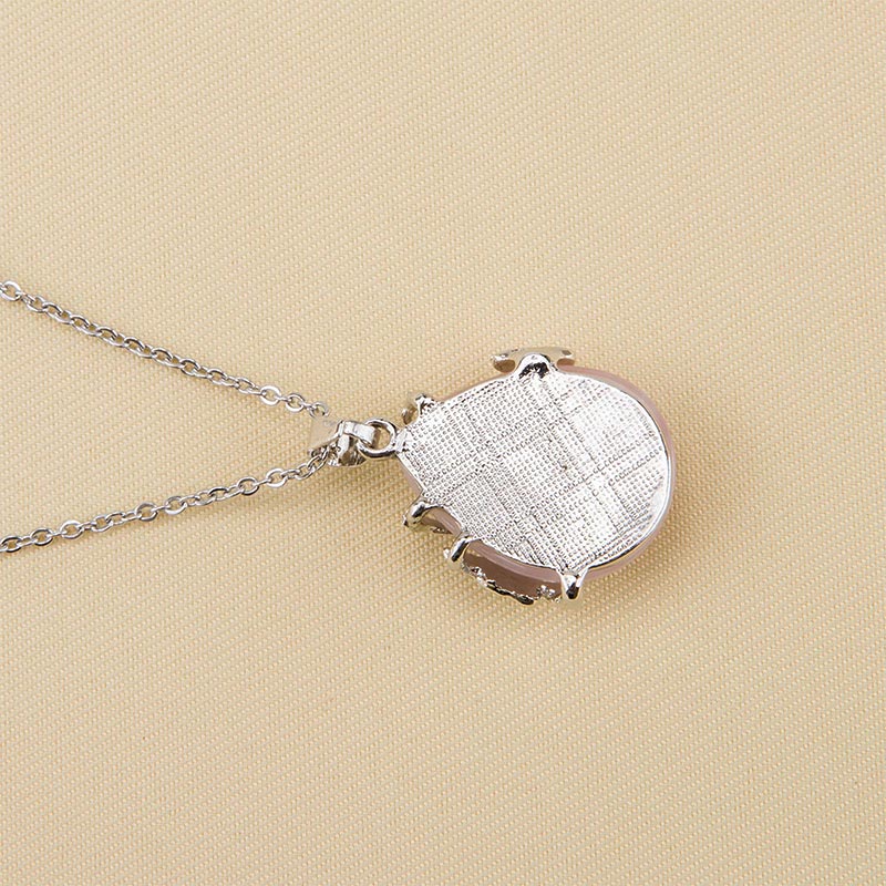 Collar de piedras preciosas con alas de mariposa de cristal.