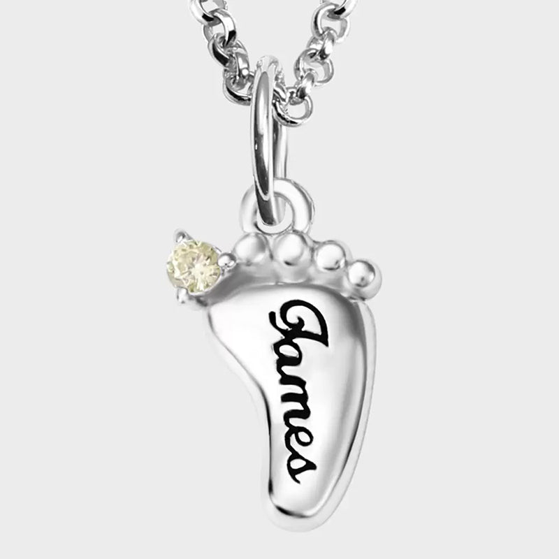 Collar con piedras de nacimiento de pies de bebé grabados y personalizados de Olivenorma