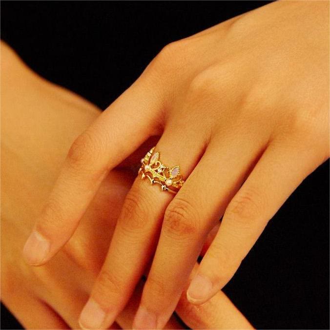 Anillo con corona de Rapunzel y perla de agua dulce opalita de Olivenorma 