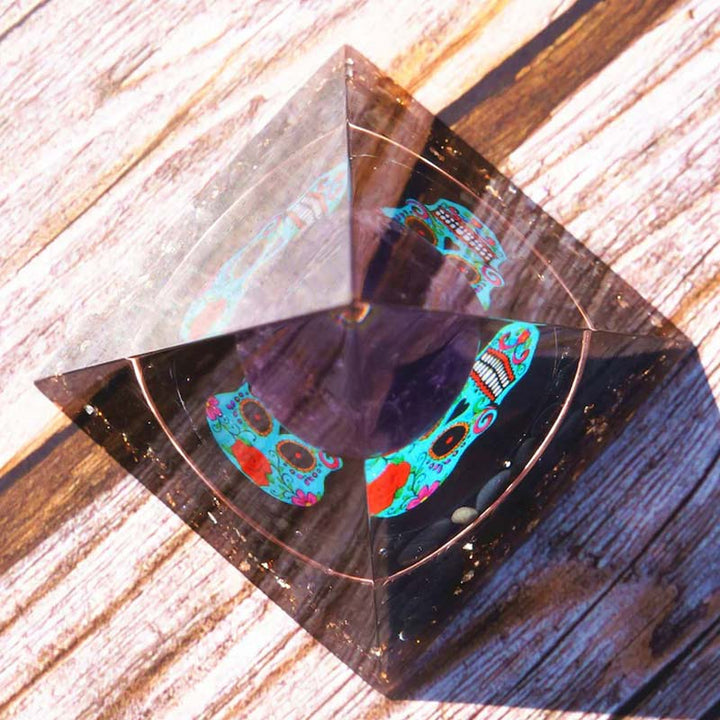 Pirámide de orgón con símbolo de calavera de amatista y obsidiana de Olivenorma 
