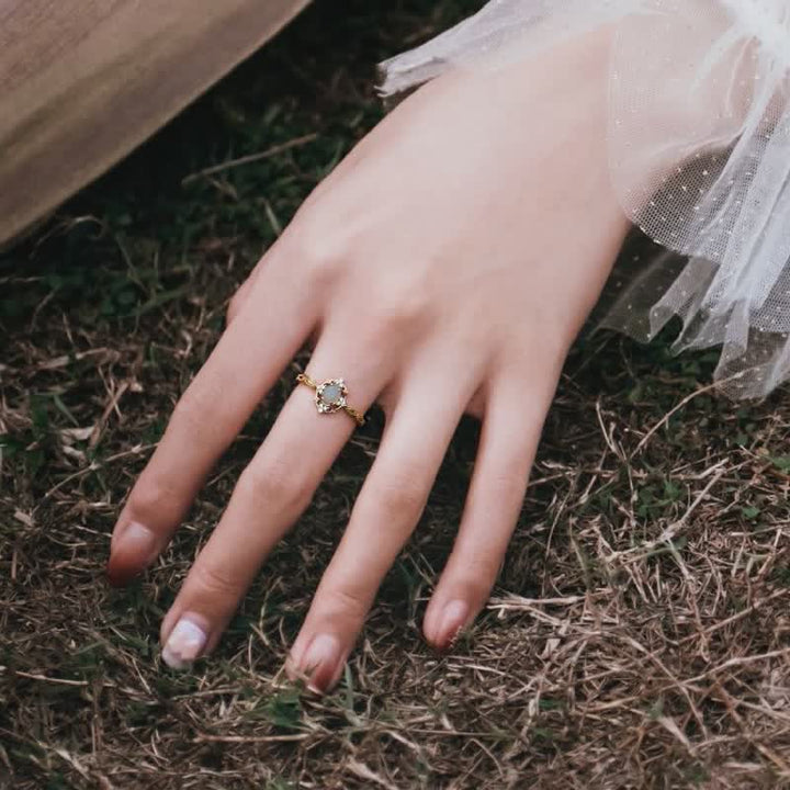 Anillo ajustable de lujo con ópalo ligero de Olivenorma
