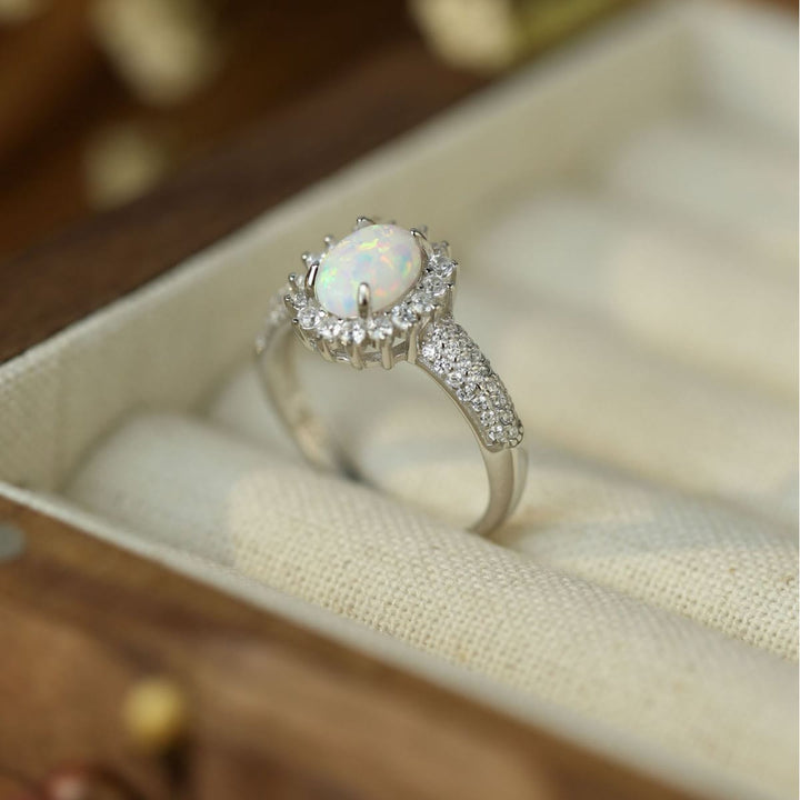 Anillo con flor de circonita blanca y ópalo de Olivenorma 