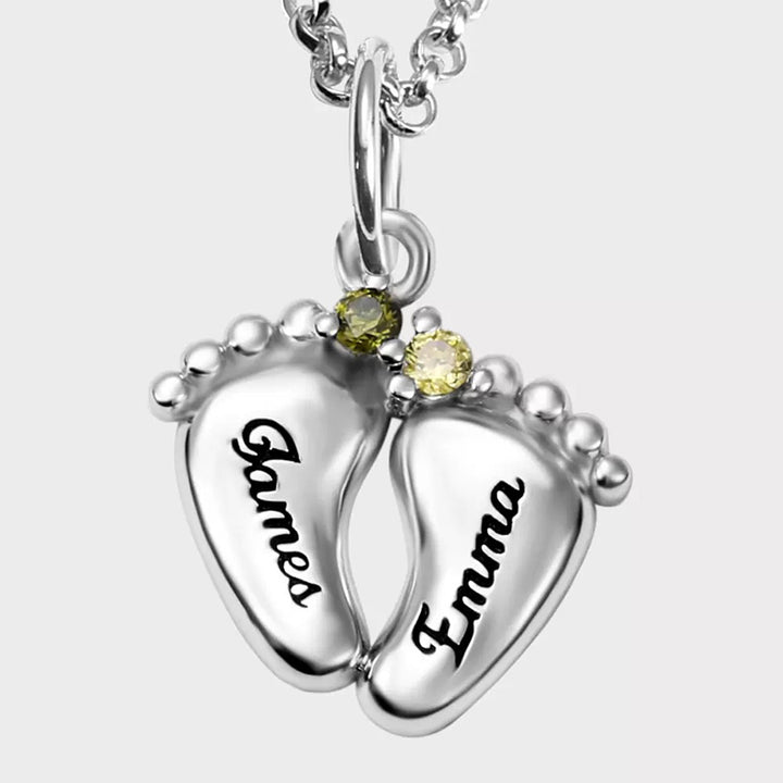 Collar con piedras de nacimiento de pies de bebé grabados y personalizados de Olivenorma