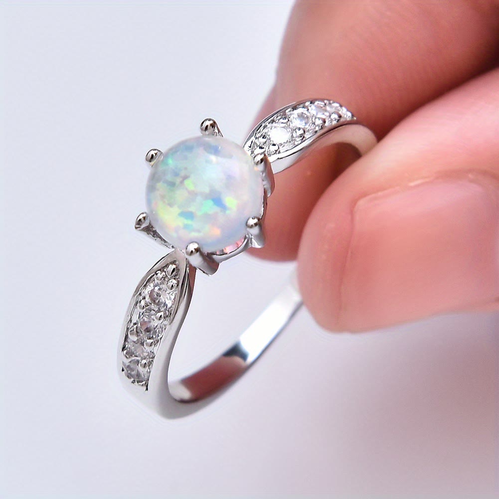 Anillo de banda con borde de ópalo redondo y seis garras de Olivenorma