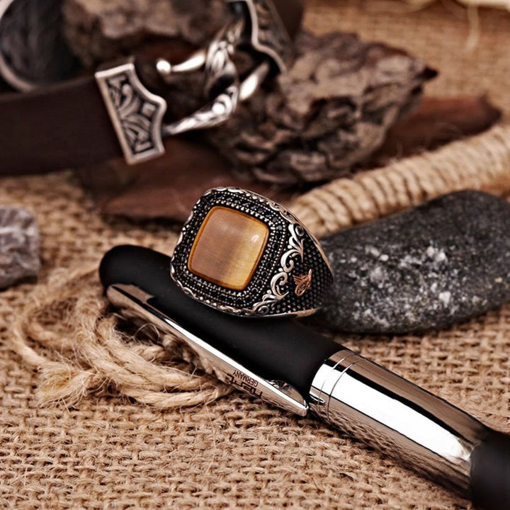 Anillo de hombre con ojo de tigre grabado en metal de Olivenorma