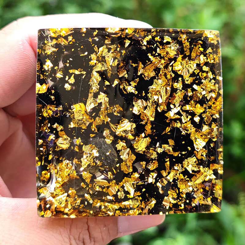 Esfera de cristal de amatista de Olivenorma con pirámide de orgón de obsidiana 