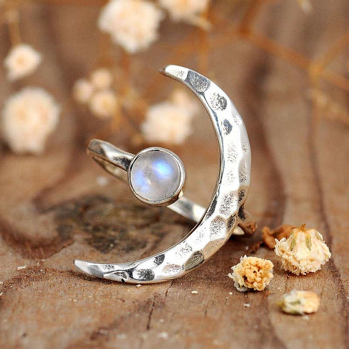 Anillo de luna creciente con piedra lunar de Olivenorma 