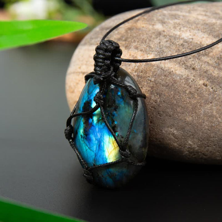 Collar de piedra labradorita natural con forma de corazón de dragón envuelto de Olivenorma