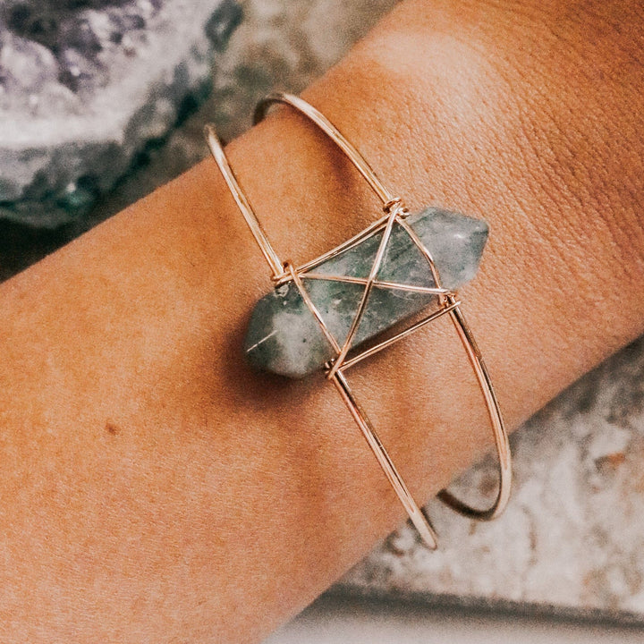 Pulsera de alambre con poste hexagonal de cristal natural de Olivenorma 