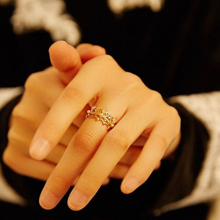 Anillo con corona de Rapunzel y perla de agua dulce opalita de Olivenorma 