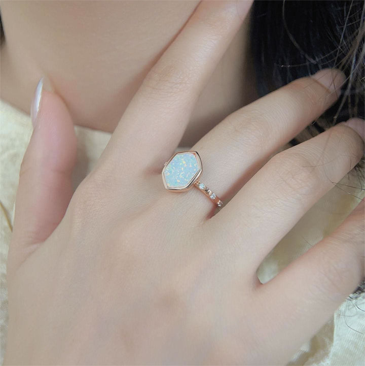 Anillo de circonita áspera con ópalo hexagonal de Olivenorma