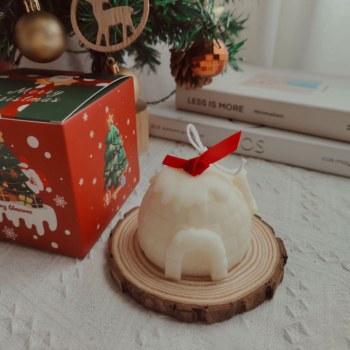 Vela con forma de calcetín navideño hecha con ovillo de lana y guante grabado de Olivenorma 