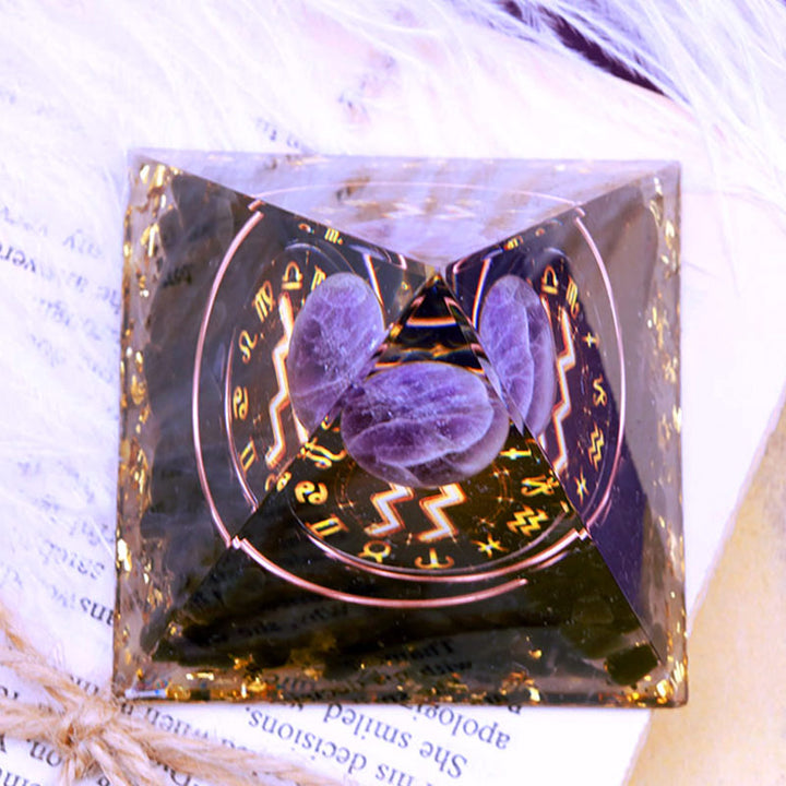 Pirámide de orgón del zodiaco Acuario con esfera de amatista y obsidiana de Olivenorma 